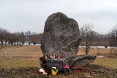 Deportāciju upuru piemiņas akmens Stalbē